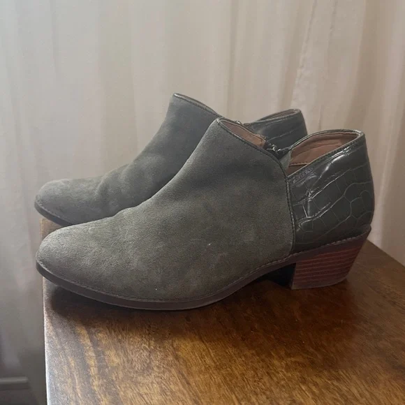 Vionic Marissa Short Bootie, Black Suede Crocodile Print Green Sz 8 - Picture 4 of 8